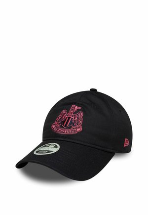 Schwarze Baseballkappe mit rot gesticktem Newcastle United-Wappen vorne und New Era-Logo an der Seite.