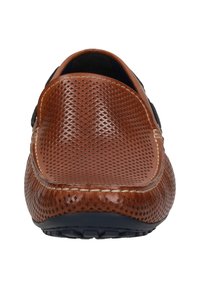 Braune Lederloafer mit durchbrochener Oberseite, kontrastierenden schwarzen Akzenten, gesteppten Details und einer strukturierten Sohle. Strukturierter, schlupfbarer Entwurf.