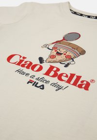 Valkoinen t-paita, jossa on sarjakuvamainen pizzahahmo, punaisella tekstillä "Ciao Bella" ja "Have a slice day!" sekä Fila-logo alla.