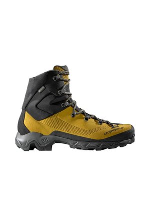 High-top vandrestøvle med gul og sort ruskind, holdbar sål, metaløjer og mærket "La Sportiva" nær tåen.