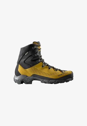 High-top vandrestøvle med gul og sort ruskind, holdbar sål, metaløjer og mærket "La Sportiva" nær tåen.