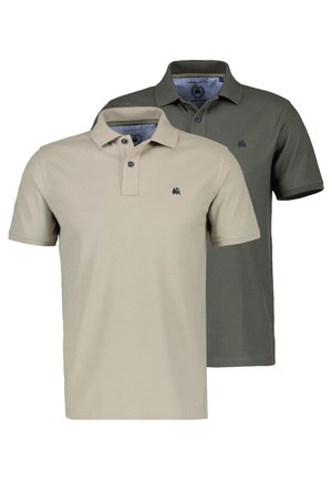 Polo a maniche corte beige e verde oliva con colletto con bottoni e piccolo logo di leone sul petto a sinistra.