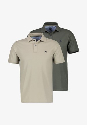 Polo a maniche corte beige e verde oliva con colletto con bottoni e piccolo logo di leone sul petto a sinistra.