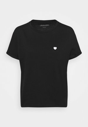 Zwarte katoenen t-shirt met een relaxte pasvorm, opgerolde mouwen en een klein wit hartlogo op de borst. Glad van structuur en eenvoudig in ontwerp.