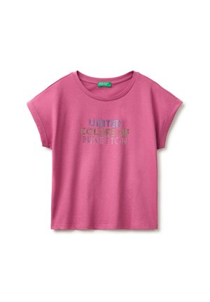 Camiseta rosa de manga corta con texto multicolor "United Colors of Benetton" centrado en la parte delantera, colocada plana sobre un fondo blanco.