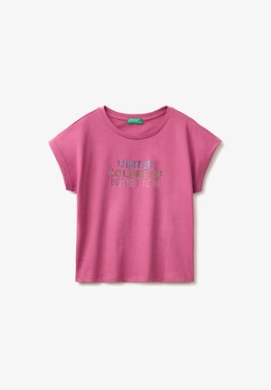 Różowy T-shirt z krótkim rękawem z wielokolorowym napisem "United Colors of Benetton" na środku przodu, położony na białym tle.