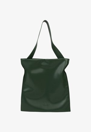 Donkergroene zachte leren tote bag met een brede schouderriem en een subtiele, geperste merklogo nabij het midden van de onderkant.