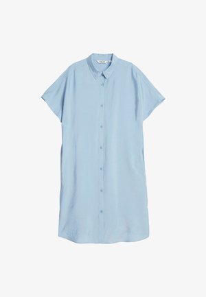 Vaaleansininen lyhythihainen mekko, joka on valmistettu sileästä kankaasta. Mekossa on nappi- edusta, klassinen kaulus ja sivutaskut.