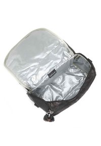 Borsa in rete nera con interno argentato, chiusura con zip e un charm a pom pom nero in pelliccia attaccato al cursore della zip.