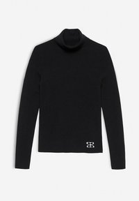 Schwarzer Rollkragenpullover aus geripptem Stoff, mit langen Ärmeln und einem kleinen weißen Logo auf der unteren linken Seite. Glatte Textur.