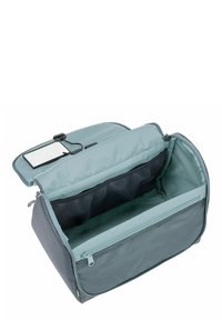 Bolso de tela gris con un interior azul claro, que cuenta con un cierre de cremallera, bolsillos de malla y un compartimento frontal con cremallera para organización.