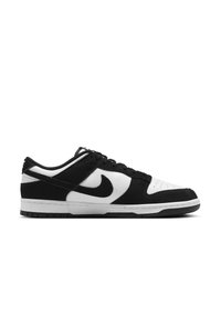 Tenisky Nike Dunk Low s čiernym semišom a bielymi koženými panelmi, zaoblenou špičkou, plochými šnúrkami a čiernou gumovou podrážkou so štruktúrovanými detailmi.