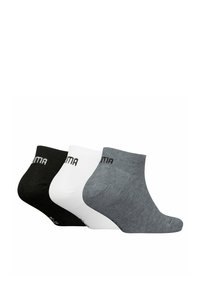 Tres pares de calcetines tobilleros en negro, blanco y gris. Cada calcetín presenta una textura acanalada y un logo en la parte superior.