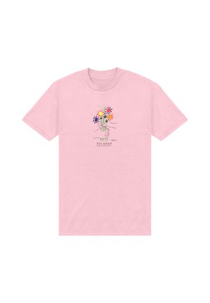 Pink t-shirt med illustration af to hænder, der holder farverige blomster, og tekst med "Picasso, Bouquet of perfect flowers."