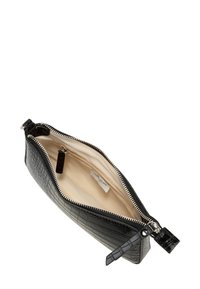 Clutch in pelle nera texture con zip argentata, interno in tessuto beige e tasca interna con zip.