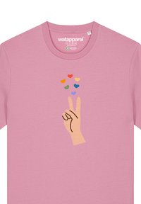 T-shirt rose clair avec un graphique d'une main faisant le signe de paix, entourée d'icônes de cœurs colorés dans diverses nuances.