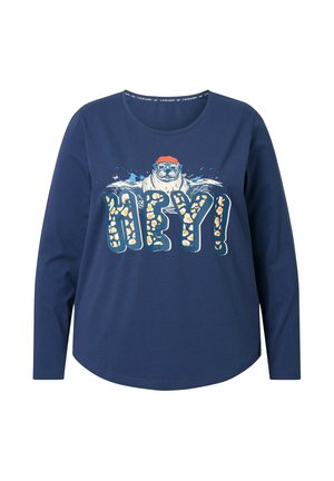 Maglietta a maniche lunghe blu navy in misto cotone con stampa grafica di un orso che indossa occhiali da sole e un cappello rosso, con grande testo "HEY!" in lettere colorate.