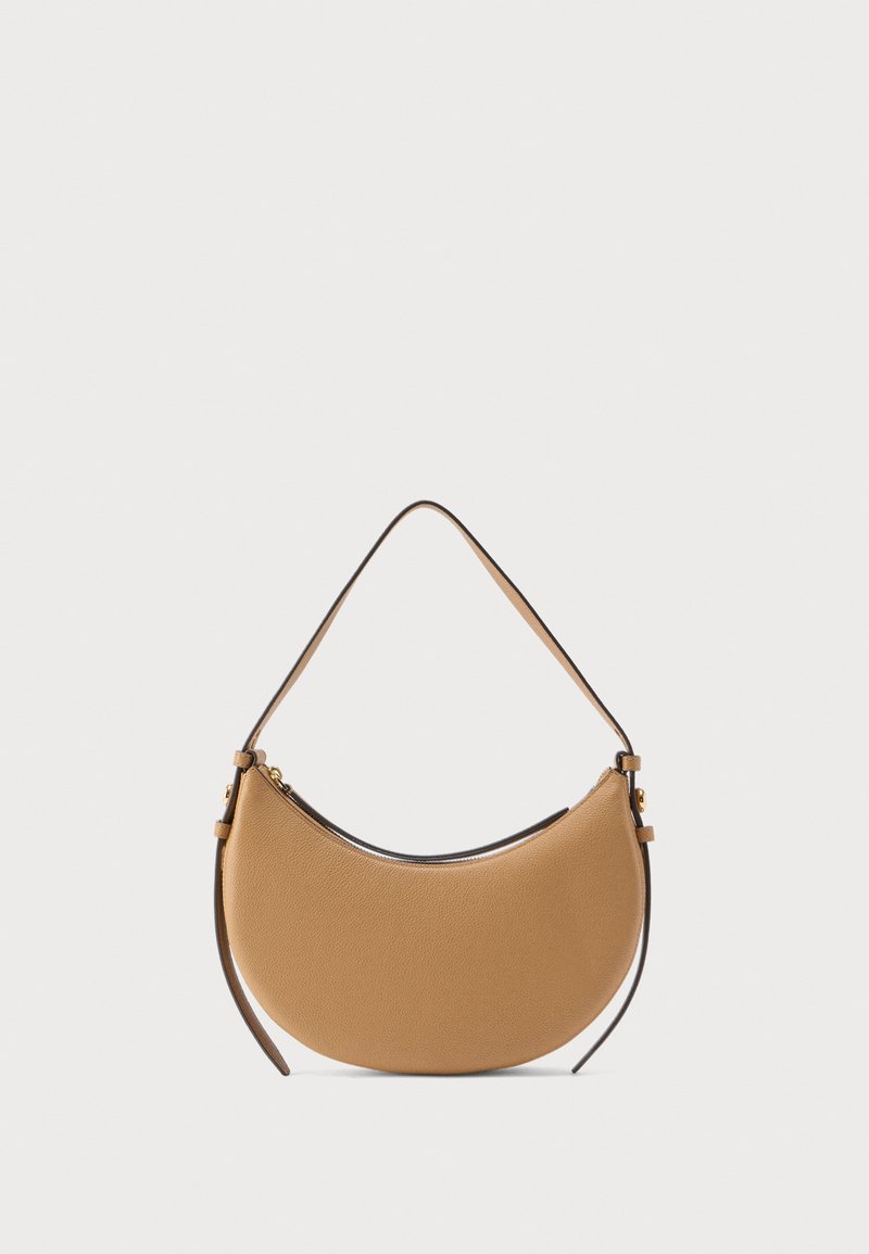 Τσάντα χιαστί σε σχήμα ημισελήνου από ταμπά δέρμα με έναν ιμάντα και φερμουάρ, απεικονισμένη σε απλό ανοιχτό φόντο.