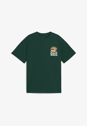 Camiseta de algodón verde con mangas cortas y cuello redondo. Presenta un estampado gráfico en el lado izquierdo del pecho con el texto "PUMA Board Rebels" y un diseño de sol.