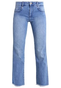 Jeans de pierna recta en azul claro con dobladillos deshilachados, cierre delantero con cremallera y botón, que cuentan con bolsillos frontales y un bolsillo para monedas.