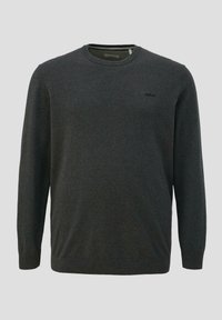 Donkergrijze pullover trui met een ronde halslijn, lange mouwen, geribbelde manchetten en een klein logo op de borst. Zachte gebreide textuur.