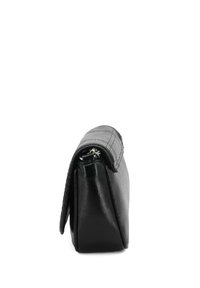 Borsa nera in pelle di forma rettangolare, con chiusura a zip e superficie testurizzata. Nessun motivo visibile o dettagli in hardware.