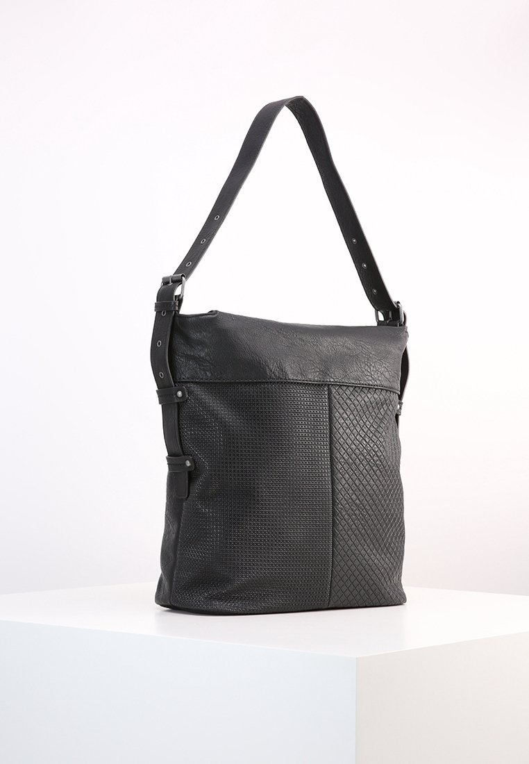 Zwarte leren handtas met een getextureerd, geperforeerd voorpaneel. Voorzien van een verstelbare schouderband en een gestructureerde, rechthoekige vorm.
