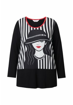 Sort langærmet T-shirt med et monokromt grafisk motiv af en kvinde med hat, røde accenter omkring halsudskæringen og et perlehalssmykke design.