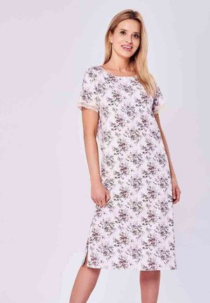 Sukienka w kwiatowy wzór z jasnoróżowej tkaniny. Krótkie rękawy, okrągły dekolt, długość do kolan z bocznymi rozcięciami dla swobody ruchów.