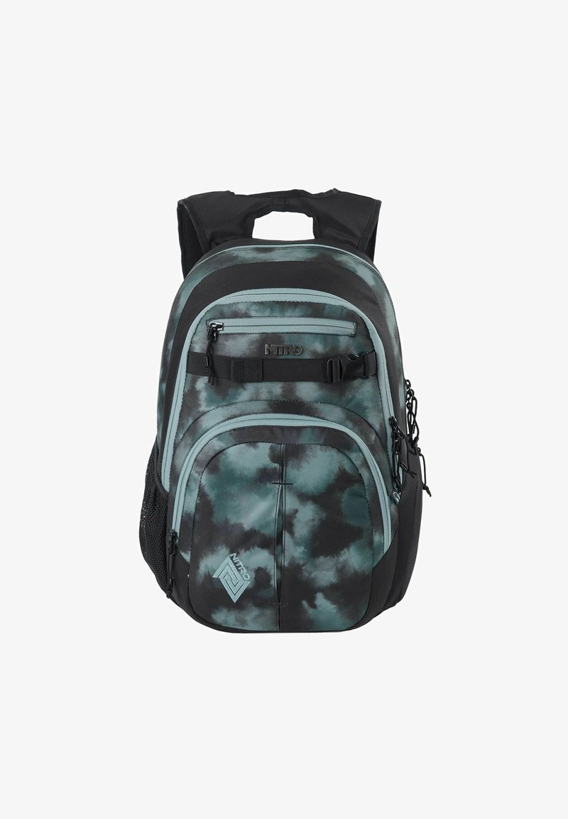 Mochila con un patrón tie-dye en verde y negro, que cuenta con correas acolchadas para los hombros, múltiples bolsillos con cremallera y un bolsillo lateral de malla.