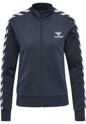 Navy Zip-Jacke aus glattem Stoff, mit weißen Chevron-Streifen an den Schultern und einem Logo auf der Brust.