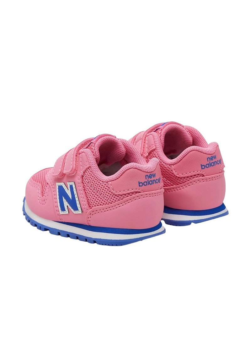 Różowe buty New Balance z siateczkowym i syntetycznym wierzchem, niebieskimi akcentami, paskiem na rzep, okrągłym noskiem i teksturowaną gumową podeszwą.