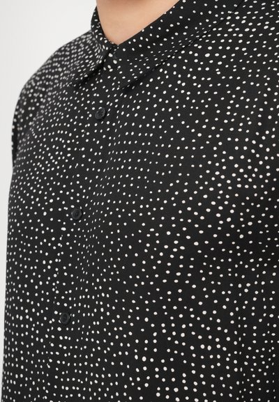 Schwarzes Hemd zum Zuknöpfen mit weißen Polka-Dots, klassischem Kragen und glatter Stoffstruktur.