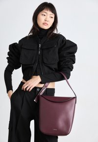 SOFT SCULPT BUCKET BAG - Mala de mão - oxblood