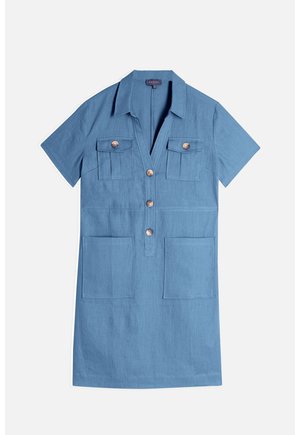 Vestido azul de mangas cortas en una tela ligera, con dos bolsillos en el pecho, dos bolsillos delanteros, un cuello tipo camisa y botones de bronce.