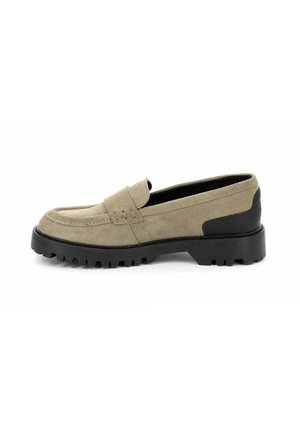 Beige ruskind loafer med sort gummi hæl og grovmasket sål, synligt sideprofil.