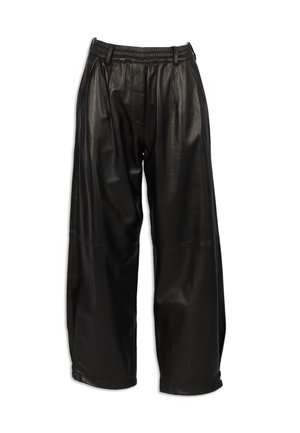Schwarze weit geschnittene Hose aus Kunstleder mit elastischem Bund und Gürtelschlaufen, mit entspanntem Schnitt und glatter Textur.
