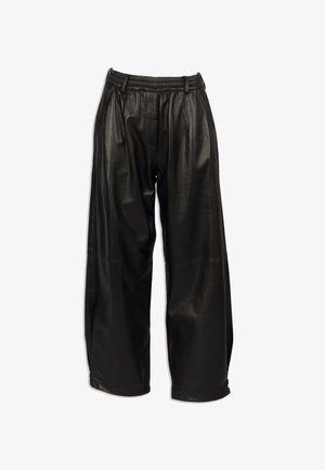 Zwarte wijde nepleren broek met elastische tailleband en ceintuurlussen, met een ontspannen pasvorm en een gladde textuur.
