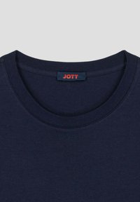 Marineblauw T-shirt met ronde hals, gemaakt van katoen. Heeft een eenvoudige uitstraling met een horizontale halslijn en een rode "JOTT" label op de kraag.