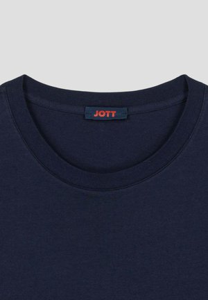 Marineblauw T-shirt met ronde hals, gemaakt van katoen. Heeft een eenvoudige uitstraling met een horizontale halslijn en een rode "JOTT" label op de kraag.