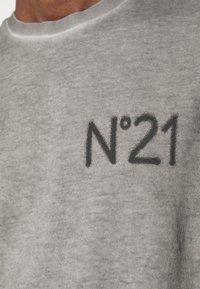Szara bawełniana bluza z okrągłym dekoltem i czarnym nadrukiem "N°21" na przodzie, wykonana z miękkiego, teksturowanego materiału.