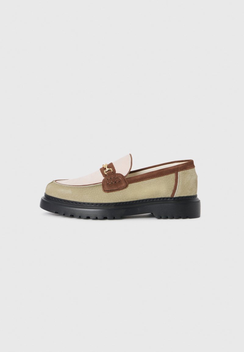 Loafer med beige, lyserøde og brune ruskindspaneler, guldfarvet metalspænde og tyk sort gummisål med mønster.