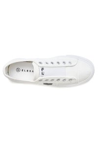 Weiße Leinenschuhe mit elastischen Seitenpaneelen, Metallösen und einer Gummisohle. Mit einem kleinen Logo-Tag an der Seite.