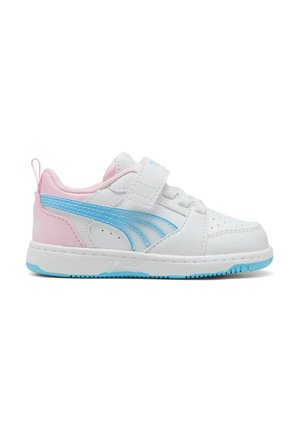 Sneaker bianca da bambino con tallone rosa, striscia laterale blu, cinturino in velcro e dettagli blu sulla suola, vista di profilo laterale.