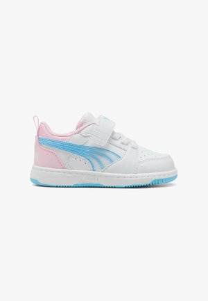 Baskets blanches pour enfants avec talon rose, bande latérale bleue, fermeture à scratch et accents de semelle bleue, présentées en profil latéral.