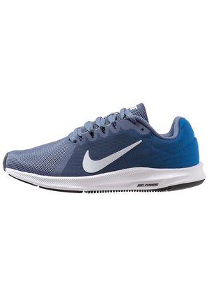 Blå og hvid Nike løbesko med mesh-overdel, hvid swoosh-logo, snørebånd og polstret sål på hvid baggrund.