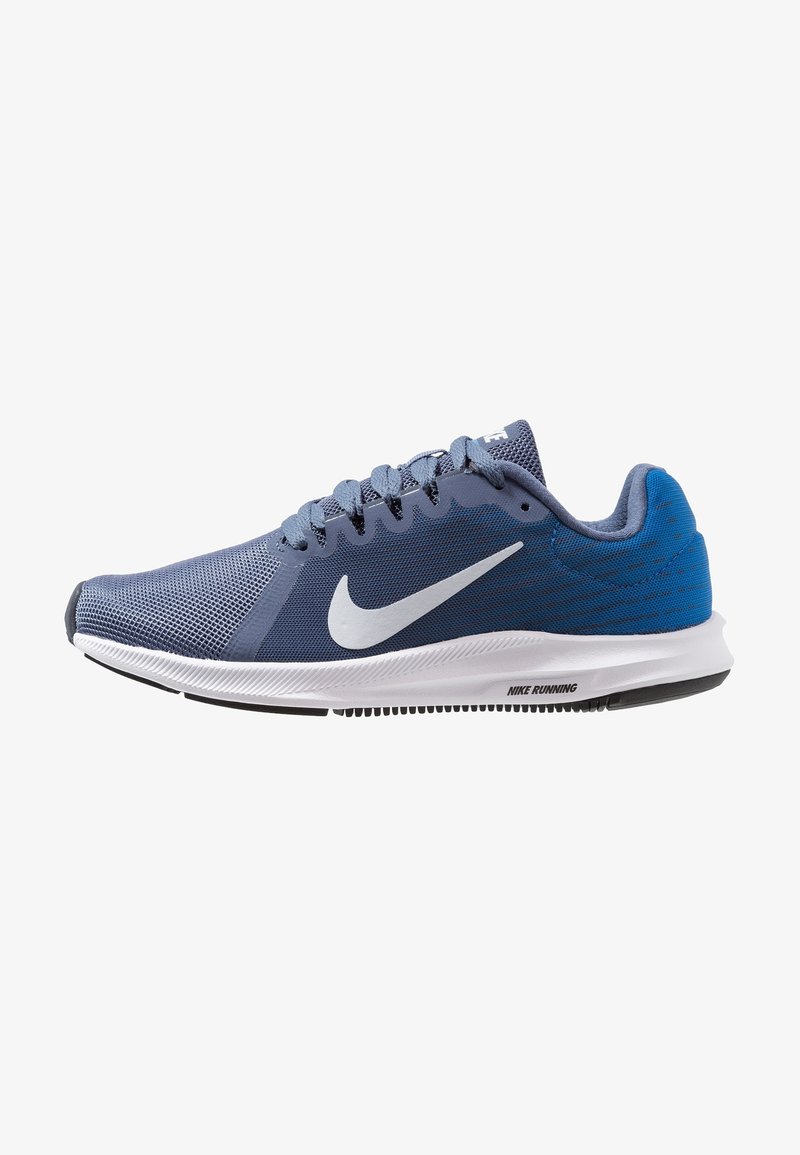 Chaussure de running Nike bleue et blanche avec tige en mesh, logo swoosh blanc, lacets et semelle amortie sur fond blanc.