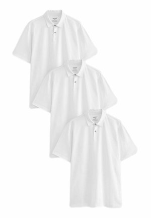 Drei weiße Poloshirts aus Baumwolle mit kurzen Ärmeln, einem Kragen und einer dreiknöpfigen Knopfleiste. Jedes Shirt hat eine glatte Textur.