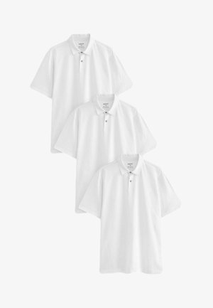 Tre polo shirt bianche in cotone, con maniche corte, colletto e una patta con tre bottoni. Ogni shirt ha una texture liscia.