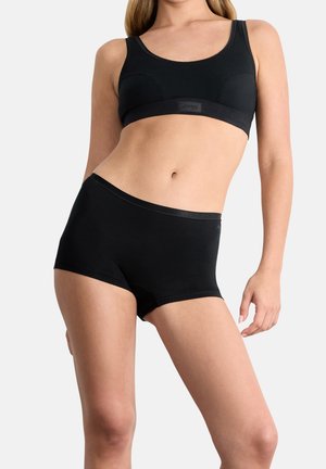 Sort sports-bh med glat stof, rund halsudskæring og justerbare stropper, kombineret med sorte bomulds-boyshorts med en sømløs taljebånd.